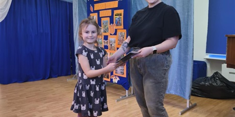 Powiększ grafikę: Na zdjęciu pani Wiktoria z dziewczynką, która wzięła udział w konkursie podczas wręczania nagrody