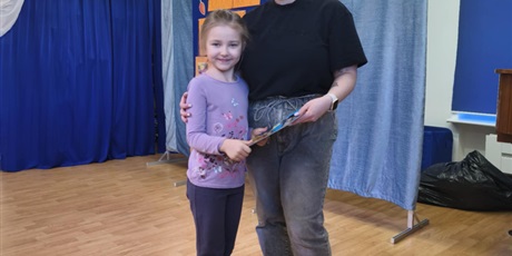 Powiększ grafikę: Na zdjęciu pani Wiktoria z dziewczynką, która wzięła udział w konkursie podczas wręczania nagrody