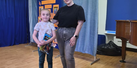 Powiększ grafikę: Na zdjęciu pani Wiktoria z dziewczynką, która wzięła udział w konkursie podczas wręczania nagrody