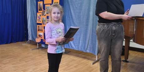 Powiększ grafikę: Na zdjęciu pani Wiktoria z dziewczynką, która wzięła udział w konkursie podczas wręczania nagrody