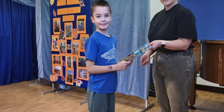 Powiększ grafikę: Na zdjęciu pani Wiktoria z chłopcem, który wziął udział w konkursie podczas wręczania nagrody