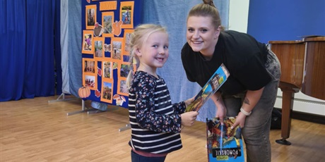 Powiększ grafikę: Na zdjęciu pani Wiktoria z dziewczynką, która wzięła udział w konkursie podczas wręczania nagrody