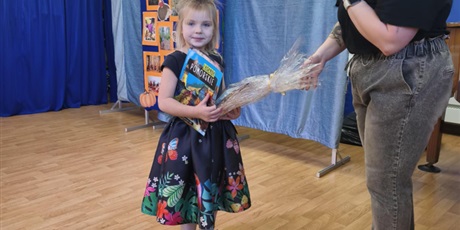 Powiększ grafikę: Na zdjęciu pani Wiktoria z dziewczynką, która wzięła udział w konkursie podczas wręczania nagrody