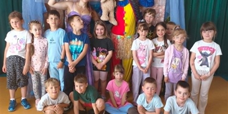 Powiększ grafikę: Na zdjęciu Ekoludki z aktorami Teatru Garden w Klubie Maciuś I