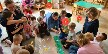 Powiększ grafikę: Na zdjęciu Krasnoludki oraz dzieci i panie z Przedszkola nr 62 - spotkanie pod hasłem "Dla siebie i dla innych"