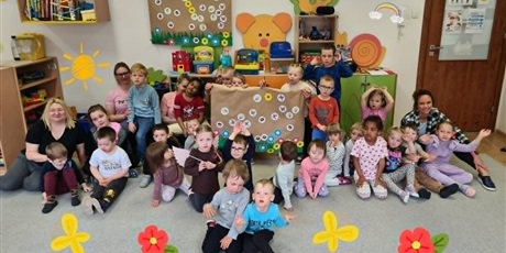 Powiększ grafikę: Na zdjęciu Krasnoludki oraz dzieci i panie z Przedszkola nr 62 - spotkanie pod hasłem "Dla siebie i dla innych"