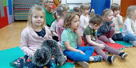 Powiększ grafikę: Dzieci wzięły udział w zajęciach z kotkiem Iwo, które poprowadził pan Kuba