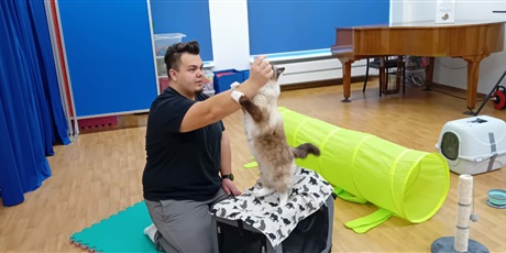 Powiększ grafikę: Na zdjęciu pan Kuba z kotkiem Iwo