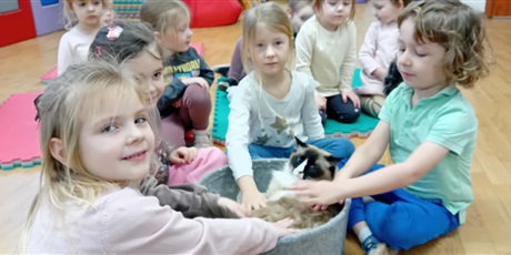 Powiększ grafikę: Dzieci wzięły udział w zajęciach z kotkiem Iwo, które poprowadził pan Kuba
