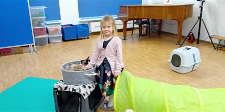 Powiększ grafikę: Dzieci wzięły udział w zajęciach z kotkiem Iwo, które poprowadził pan Kuba