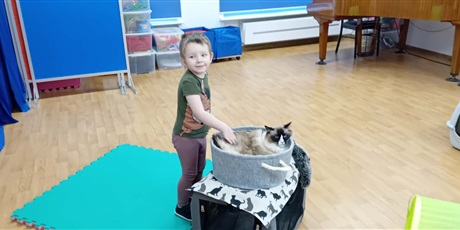 Powiększ grafikę: Dzieci wzięły udział w zajęciach z kotkiem Iwo, które poprowadził pan Kuba