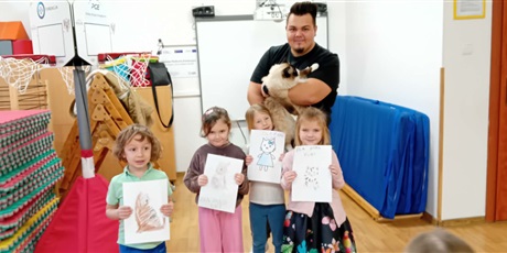 Powiększ grafikę: Dzieci wzięły udział w zajęciach z kotkiem Iwo, które poprowadził pan Kuba