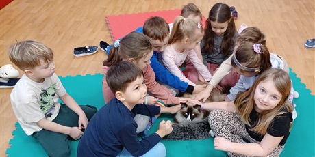 Powiększ grafikę: Dzieci wzięły udział w zajęciach z kotkiem Iwo, które poprowadził pan Kuba