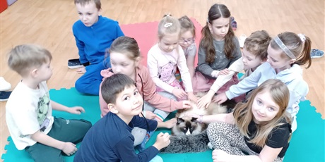 Powiększ grafikę: Dzieci wzięły udział w zajęciach z kotkiem Iwo, które poprowadził pan Kuba
