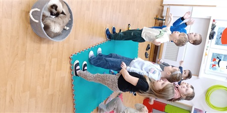 Powiększ grafikę: Dzieci wzięły udział w zajęciach z kotkiem Iwo, które poprowadził pan Kuba