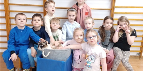 Powiększ grafikę: Dzieci wzięły udział w zajęciach z kotkiem Iwo, które poprowadził pan Kuba