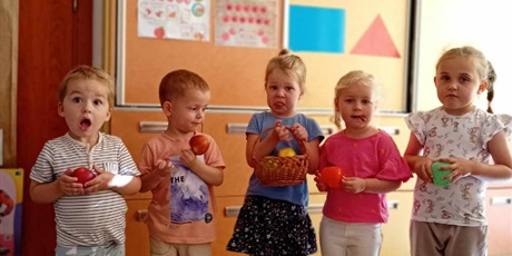 Powiększ grafikę: Grupka dzieci z grupy I trzyma w rączkach jabłuszka
