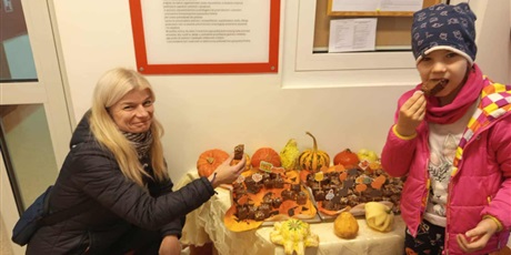 Powiększ grafikę: Przygotowaliśmy również niespodziankę dla rodziców- na zdjęciu mama z Kornelką częstują się dyniowym ciastem