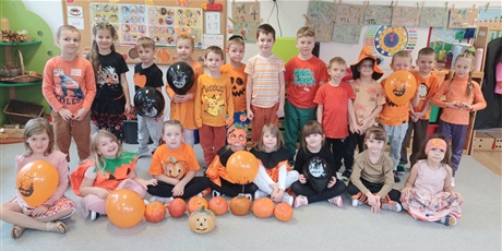 Powiększ grafikę: Ekoludki w strojach "dyniowych"