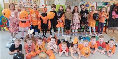 Powiększ grafikę: Ekoludki w strojach "dyniowych"