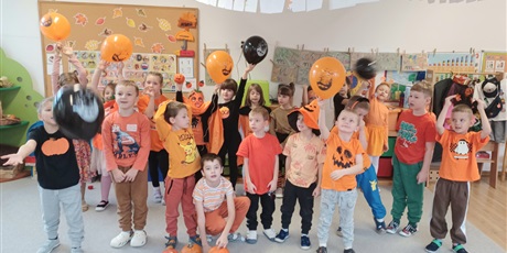 Powiększ grafikę: Ekoludki w strojach "dyniowych"