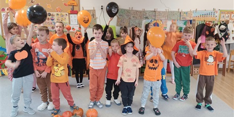 Powiększ grafikę: Ekoludki w strojach "dyniowych"