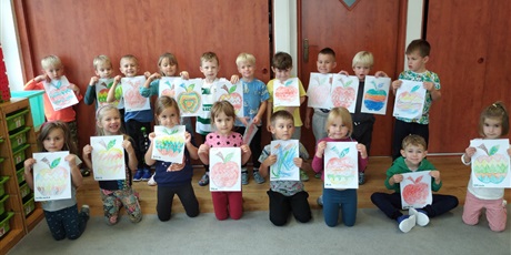 Powiększ grafikę: Święto Jabłka w grupie III. Dzieci prezentują pięknie pokolorowane kolorowanki z jabłkiem.