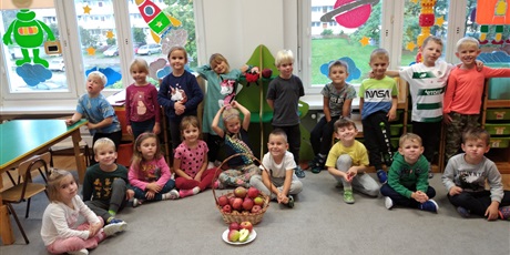 Powiększ grafikę: Święto Jabłka w grupie III. Dzieci pozują do zdjęcia przy koszyku wiklinowym pełnym pięknych, rumianych jabłuszek.