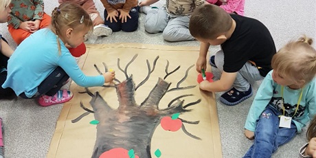 Powiększ grafikę: Święto Jabłka w grupie I. Dzieci przyklejają jabłuszka do jabłoni przygotowanej przez panią Izę.