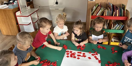 Powiększ grafikę: Dzieci z grupy I wykonują flagę Polski