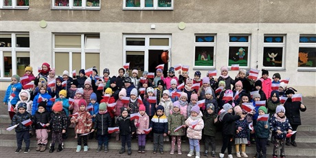Powiększ grafikę: Wszystkie przedszkolaki zaśpiewały hymn Polski na schodach na tarasie przedszkola