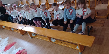 Powiększ grafikę: Krasnoludki w oczekiwaniu na występ Ekoludków