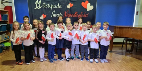 Powiększ grafikę: Ekoludki podczas Dnia Niepodległości ubrane odświętnie trzymają w rączkach flagi Polski