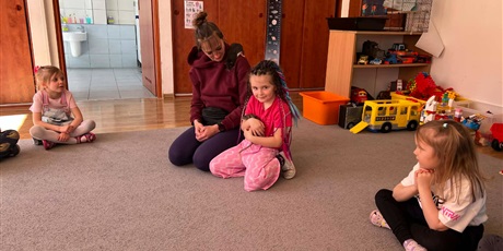 Powiększ grafikę: Na zdjęciu mama Marysi, Kosmoludki i Marysia trzymająca szczurka w rękach