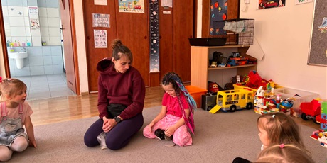 Powiększ grafikę: Na zdjęciu mama Marysi, Kosmoludki i Marysia trzymająca szczurka w rękach