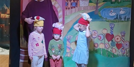 Powiększ grafikę: Aktor Teatru Duet na zdjęciu z trójką dzieci, które zostały zaproszone na scenę