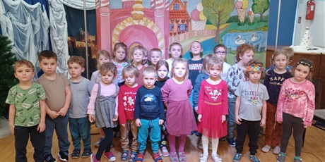 Powiększ grafikę: Na zdjęciu dzieci z naszego przedszkola, które obejrzały przedstawienie.