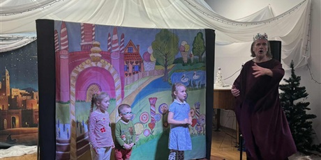 Powiększ grafikę: Aktor Teatru Duet na zdjęciu z trójką dzieci, które zostały zaproszone na scenę