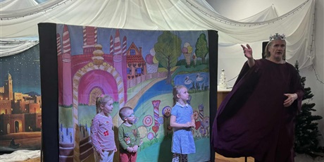 Powiększ grafikę: Aktor Teatru Duet na zdjęciu z trójką dzieci, które zostały zaproszone na scenę