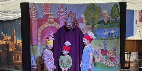 Powiększ grafikę: Aktor Teatru Duet na zdjęciu z trójką dzieci, które zostały zaproszone na scenę