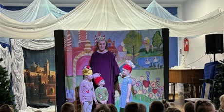 Powiększ grafikę: Aktor Teatru Duet na zdjęciu z trójką dzieci, które zostały zaproszone na scenę