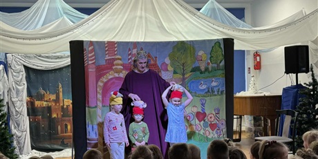 Powiększ grafikę: Aktor Teatru Duet na zdjęciu z trójką dzieci, które zostały zaproszone na scenę