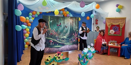 Powiększ grafikę: Na zdjęciu panie z Krainy Bajek podczas teatrzyku "Czerwony Kapturek"