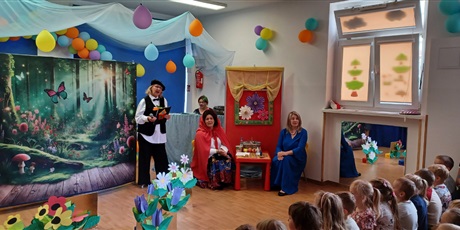 Powiększ grafikę: Na zdjęciu panie z Krainy Bajek podczas teatrzyku "Czerwony Kapturek"