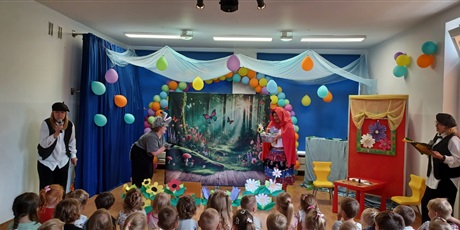 Powiększ grafikę: Na zdjęciu panie z Krainy Bajek podczas teatrzyku "Czerwony Kapturek"
