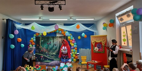 Powiększ grafikę: Na zdjęciu panie z Krainy Bajek podczas teatrzyku "Czerwony Kapturek"