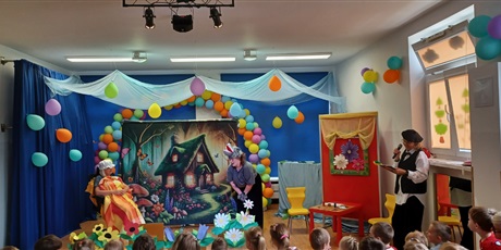 Powiększ grafikę: Na zdjęciu panie z Krainy Bajek podczas teatrzyku "Czerwony Kapturek"