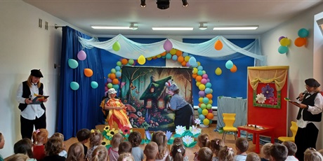 Powiększ grafikę: Na zdjęciu panie z Krainy Bajek podczas teatrzyku "Czerwony Kapturek"