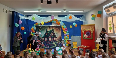 Powiększ grafikę: Na zdjęciu panie z Krainy Bajek podczas teatrzyku "Czerwony Kapturek"