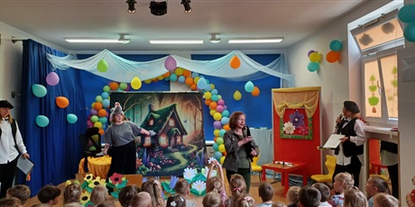 Powiększ grafikę: Na zdjęciu panie z Krainy Bajek podczas teatrzyku "Czerwony Kapturek"